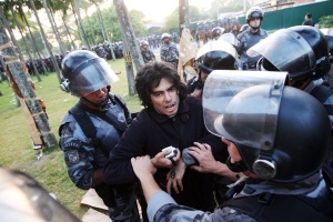 Estudante é retirado a força de ocupação na reitoria da USP. Foto: André Lessa/AE