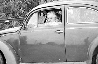 José Mujica na direção do seu famoso Fusca e do Uruguai