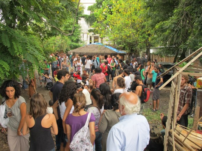 Movimento contra as implosões dos prédios e destamento do verde para construir um prédio cinzento como estacionamento de Eike Batista
