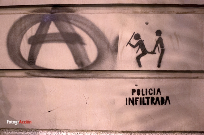 Cartaz denunciando a polícia infiltrada nas ondas de protesto na Espanha