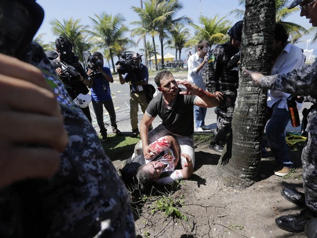 Manifestantes se ferem após início do confronto contra tropa da Força Nacional (Foto: Wilton Junior/Estadão Conteúdo)