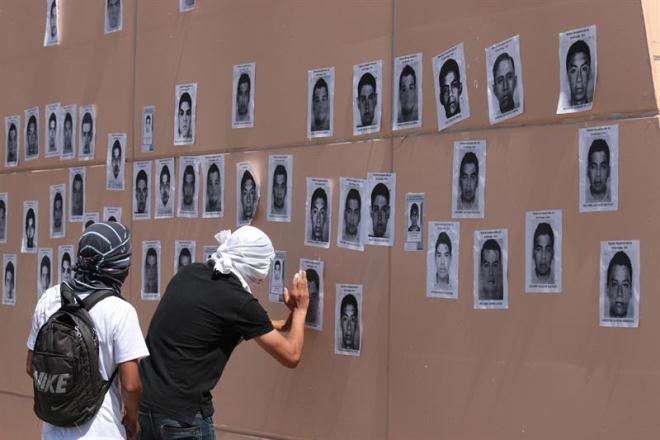 Retratos dos desaparecidos foram espalhados por diversos pontos da cidade de Iguala (Agência Efe)