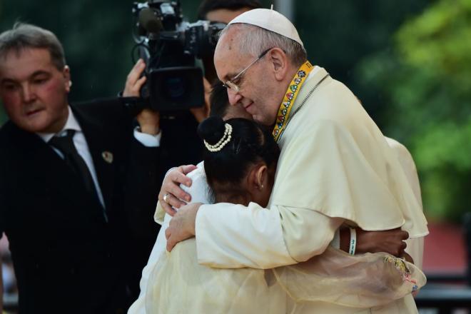 O abraço de Francisco à jovem Glyzelle GIUSEPPE CACACE:AFP