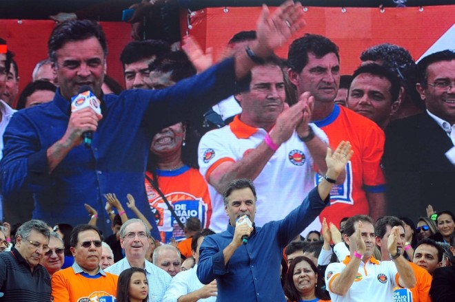 Aécio Neves discursa ladeado por Paulinho da Força que votou na terceirizacão